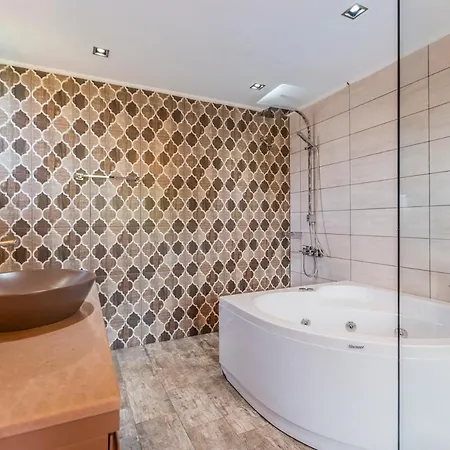 Sleeps 6 Pool Air Con Wifi