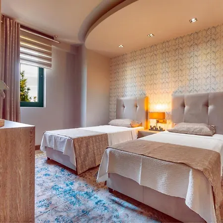 Sleeps 6 Pool Air Con Wifi